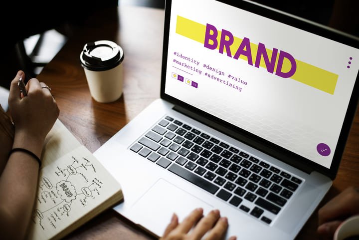 Notbook escrito brand explicando marcas em marcas e patentes
