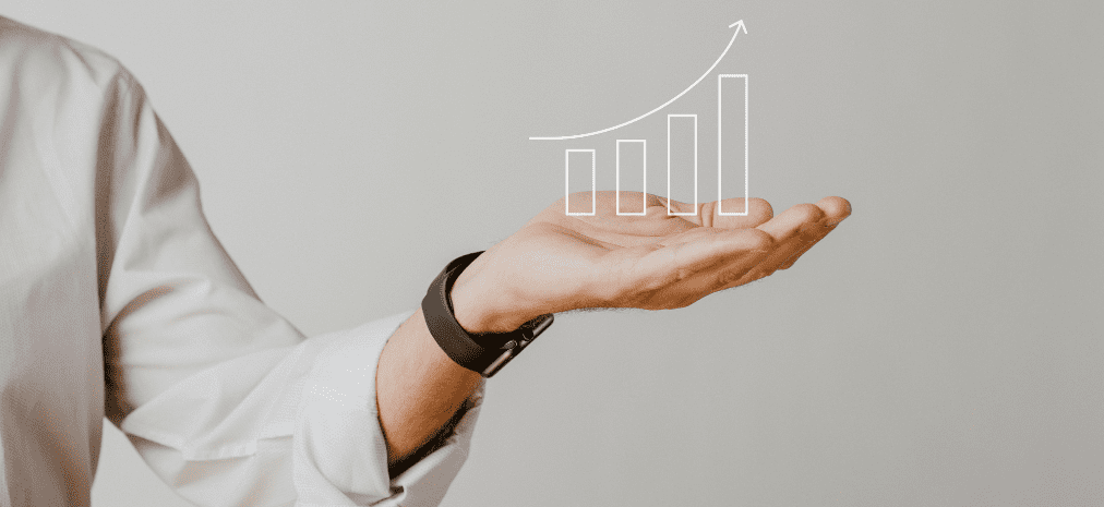 Mão de homem estendida Mostrando um gráfico de crescimento representando a vantagem do registro de marca para o sucesso das empresas