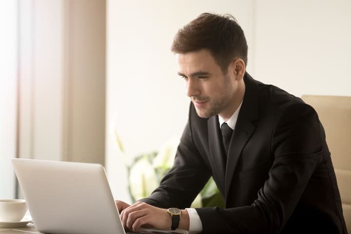 empreendedor na frente de um laptop pesquisando a classificação do registro de marca