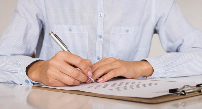 Homem assinando contrato de registro de patente