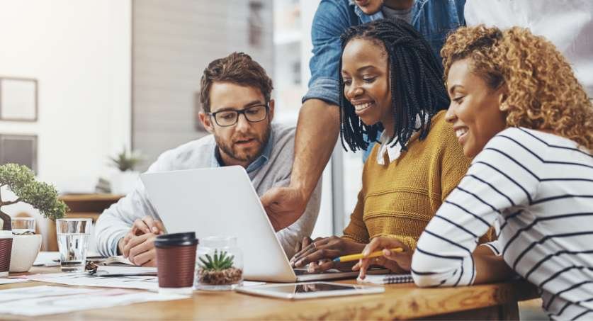 equipe de 3 especialistas que dão suporte para empresários que desejam Registrar marca