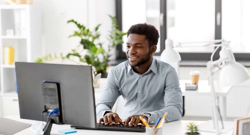 Empresário frente a computador vendo os tipos de marcas que podem ser registradas