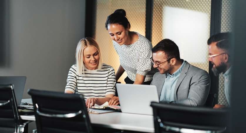 Equipe de 4 especialistas em escritório de propriedade intelectual especializado em registro marca de roupa